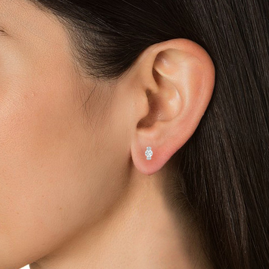 Women wearing VERSAILLES diamond earrings 
