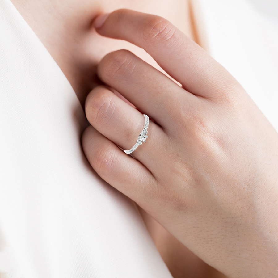 Women wearing Toulouse Diamond Ring from AËLRA JOAILLERIE
